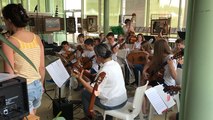 Fête de la musique : les élèves du conservatoire de guitare aiment les poules!