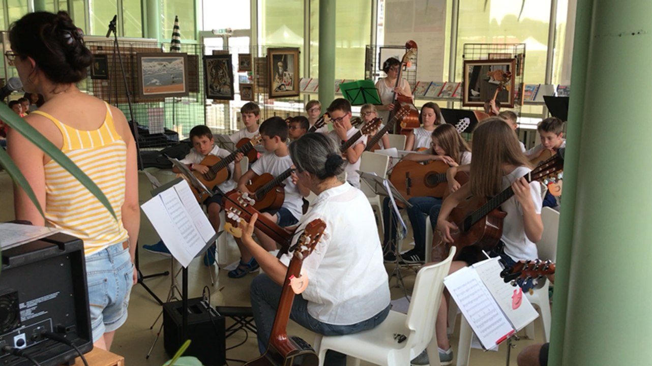 Fête de la musique : les élèves du conservatoire de guitare aiment les poules!
