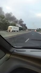 Vidéo : un camion en feu sur l'A54 en direction d'Arles