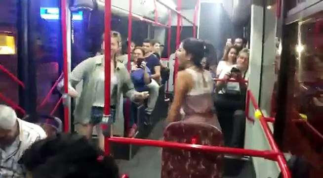izmir'de eshot otobüsünde Bahçe Duvarından Aştım eşliğinde eğlence.