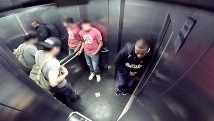 Un homme pète dans un ascenseur, ce qui se produit par la suite donne aux autres envie de vomir