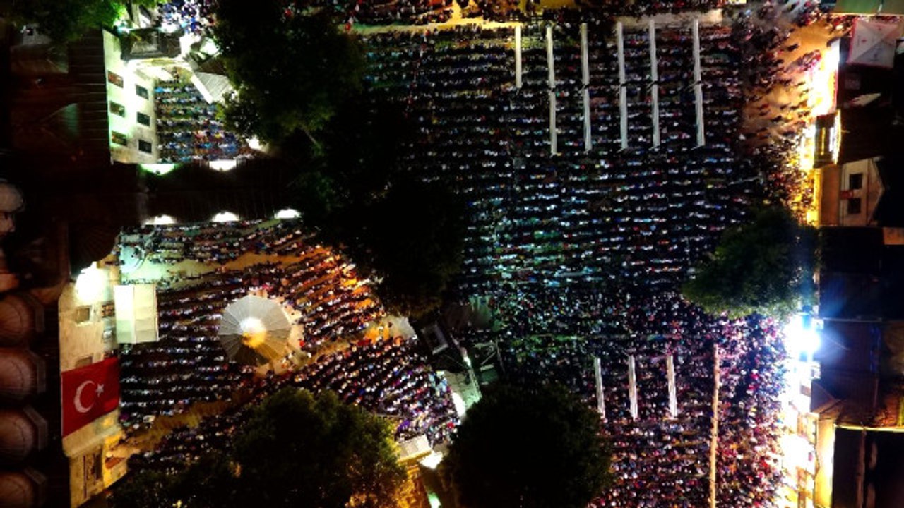 Eyüp Sultan'daki Kadir Gecesi Coşkusu Havadan Görüntülendi