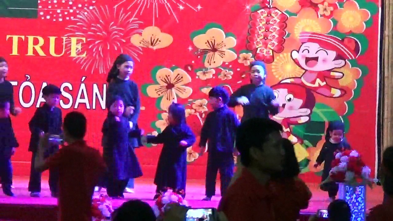 Lovely children with Vietnamese "Bong bang" dancing - Nhảy bống bang vui nhôn cùng các tiểu sư phụ đáng yêu