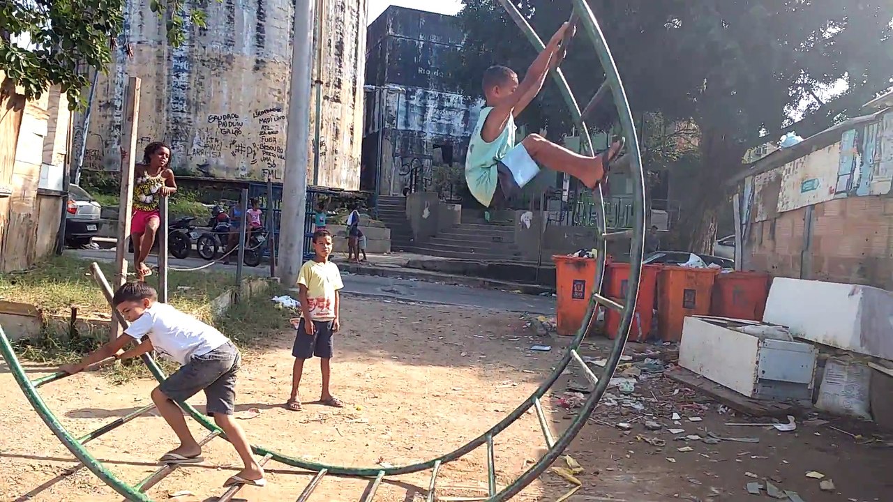 Ces gamins d'afrique du sud font comme ils peuvent pour jouer... mais il s'amusent bien