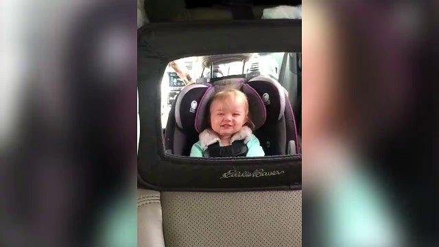 Ce bébé est vraiment très content de partir en vacances