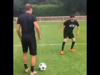 Ce footballeur va vous rendre fou... Quelle précision!!!