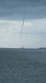 Ils filment une tornade en pleine mer en floride... Impressionnant