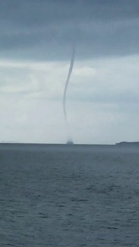 Ils filment une tornade en pleine mer en floride... Impressionnant