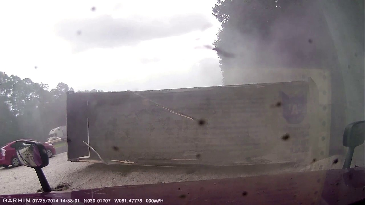 Ce routier s'endort au volant et percute un autre camion... Accident violent