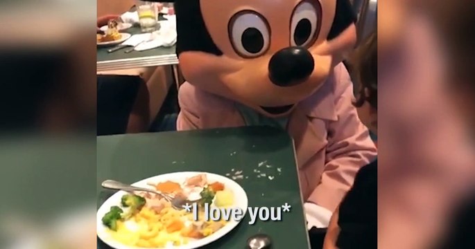 Ce bébé est tellement heureux de rencontrer Mickey