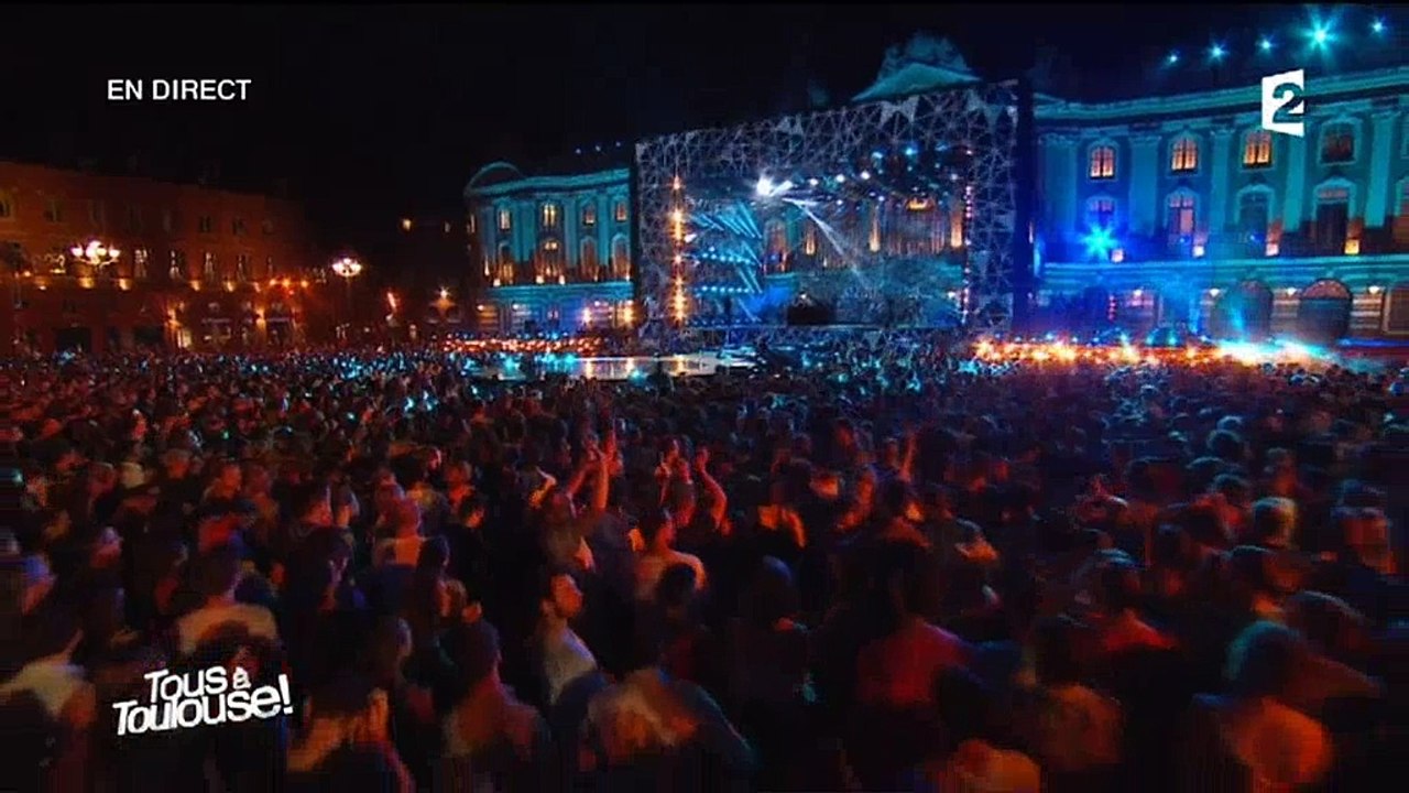 Thomas Thouroude et Sidonie Bonnec tentent de meubler après un problème technique à Fête de la Musique hier soir - VIDÉO