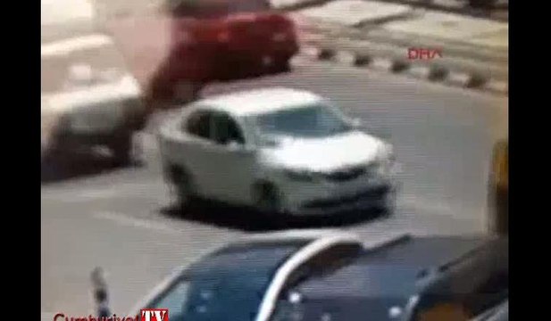 İstanbul'da pes dedirten kapkaç anı kamerada