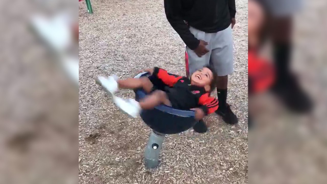 Un petit garçon n'arrive pas à retrouver son équilibre après avoir fait de la toupie