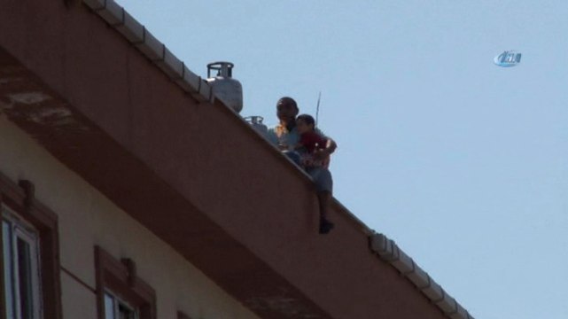 Sinir Krizi Geçiren Baba, Eşini ve Çocuğunu Çatıdan Atmaya Kalkıştı