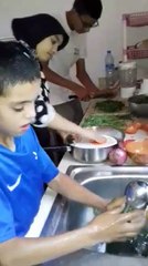 Ayoub, Farah et Hicham à la préparation du ftour