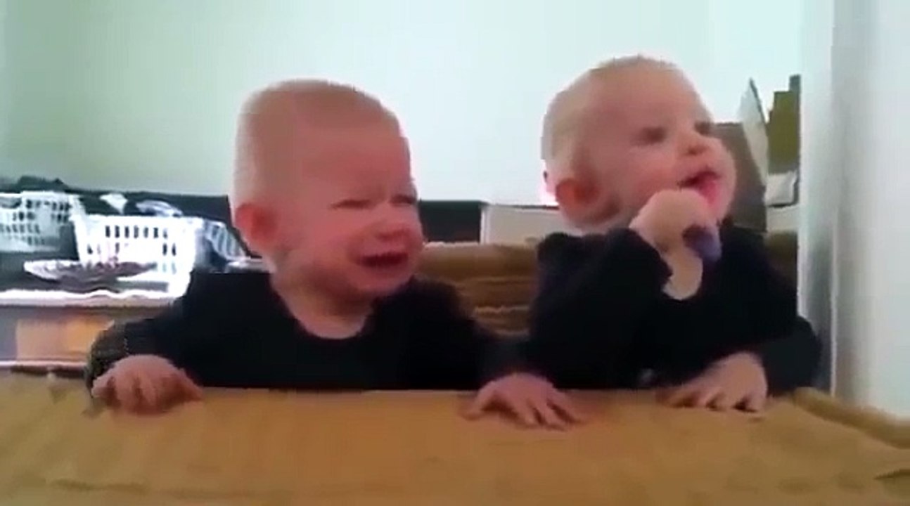 İKİZ BEBEKLERİN İNANILMAZ KAVGASI GÖZLERİNİZE İNANAMAYACAKSINIZ KESİN İZLE