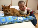 kedinin kuyruğunu ısıran bebek :)