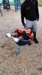 Un enfant fait la toupie et n'arrive plus à marcher