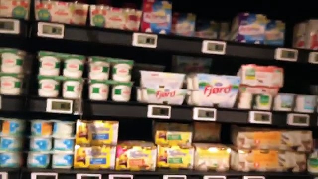 Un homme énervé dans un Carrefour City à cause des frigos en panne (Paris)