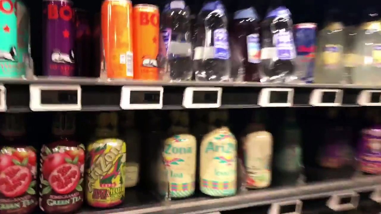 Un homme énervé pète un plomb dans un Carrefour City où tous les frigos sont en panne