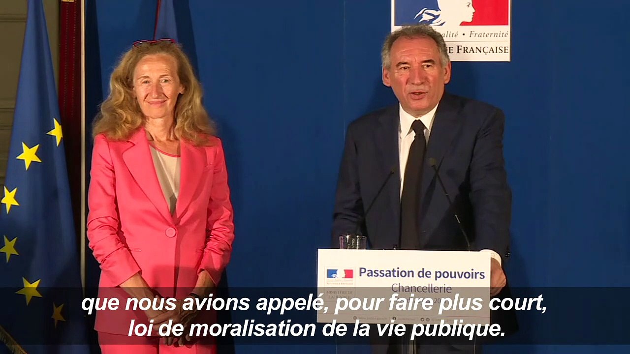 Passation: Bayrou met en garde Belloubet contre les "lobbys"