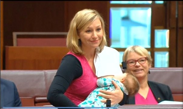 Yine Şaşırttı! Avustralyalı Senatör Bebeğini Emzirirken Önerge Verdi