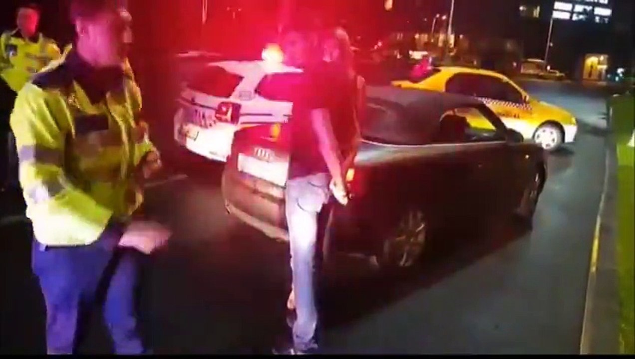 Un automobiliste arrêté a la mauvaise idée de mettre un coup dans les parties du Policier !