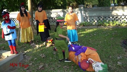 Un et un à un un à et pause échoue enfants petit policier homme araignée contre Police policière pénitentiaire