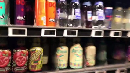 Un homme énervé dans un Carrefour City à cause des frigos en panne à Paris