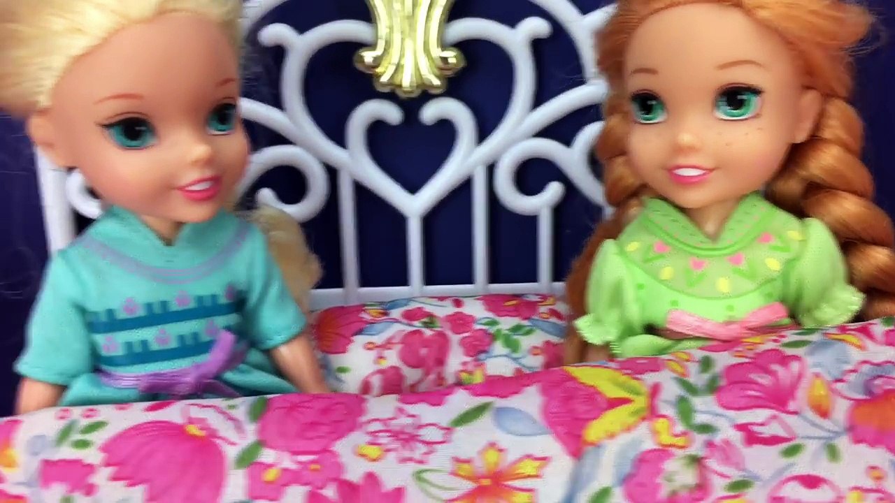 Potty Training with Frozen Elsa and Anna Toddlers! With Queen Elsa, Little Mermaid Ariel P