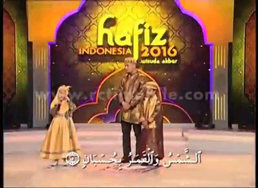 küçük kız gözleri görmüyor ama muhteşem kuran okuyor her kes ağladı