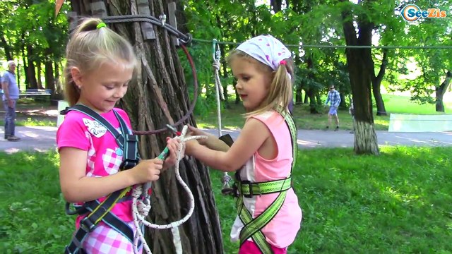 Парк Развлечений для детей - Детская площадка и Страшный Батут Маленькая девочка Плачет