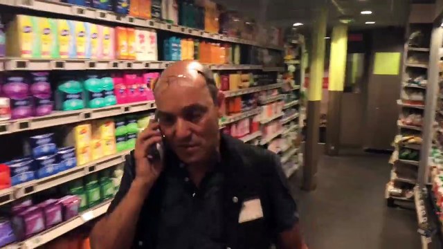 Un homme pète un câble contre un gérant d'un Carrefour City