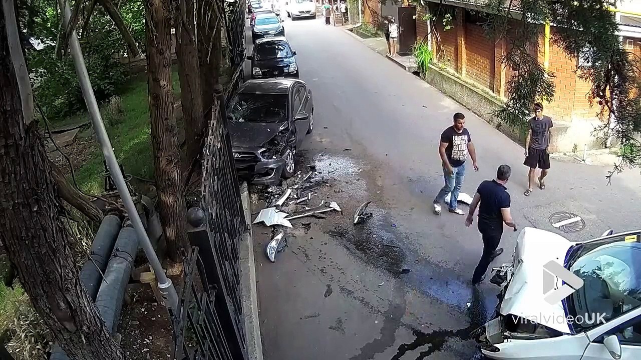 Accident impressionnant à Sochi, une voiture folle percute une autre voiture