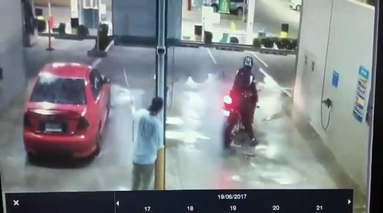 Mais quel con ce motard... Il a voulu s'amuser à la station de lavage et c'est le FAIL