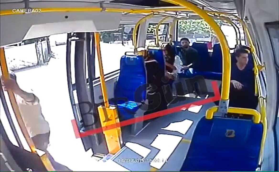 Cette jeune femme turque va se faire gifler par...