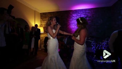 Elle chante "Can't help falling in love" à sa mariée !