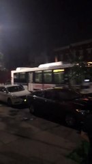 Alors qu'il n'y a personne à l'intérieur, ce bus part en marche arrière et se crashe !