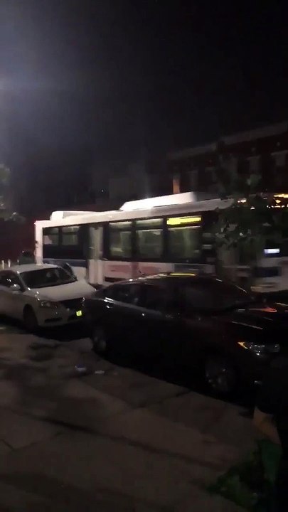 Alors qu'il n'y a personne à l'intérieur, ce bus part en marche arrière et se crashe !