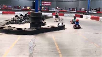 Un jeune enfant sur un Go-Kart tourne hors de contrôle