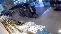 Un pickpocket tente de voler le portefeuille d'une femme !! Fail