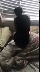 Une nana grille sa meilleure pote en train de dormir nue avec son mec, en rentrant plut tôt chez elle