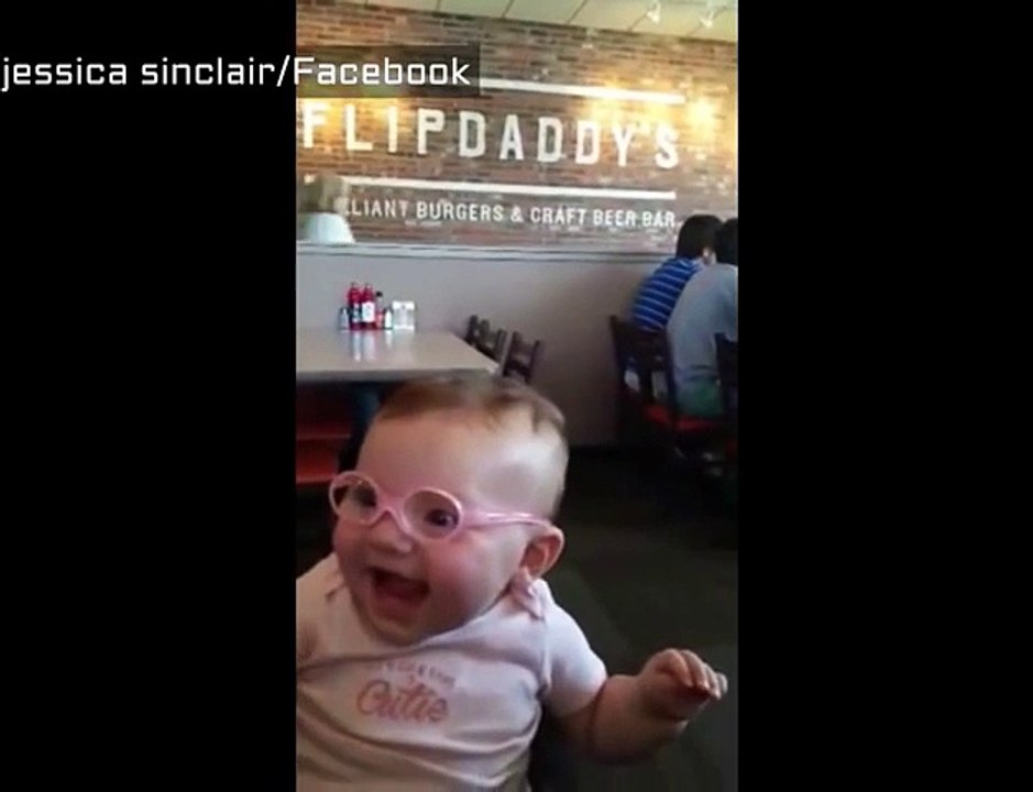 Grâce à ces nouvelles lunettes, il va voir sa maman pour la première fois: sa réaction va vous faire fondre le cœur