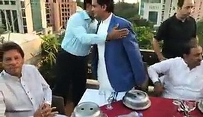 Check out the Simplicity of Imran Khan at Iftar Party