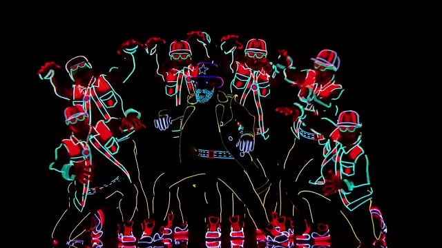 La performance de danse et lumières LED de Light Balance.