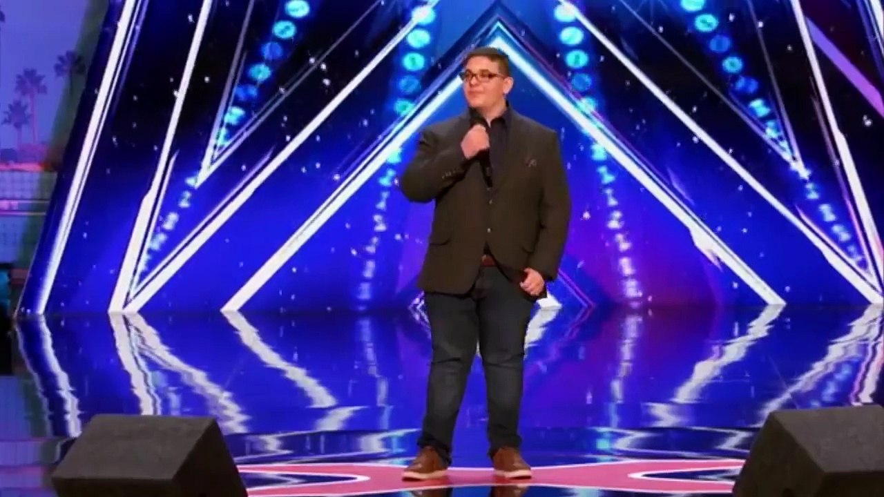 Video viral sorprende al mundo con su voz gana el zumbador del oro Christian gets GOLDEN B