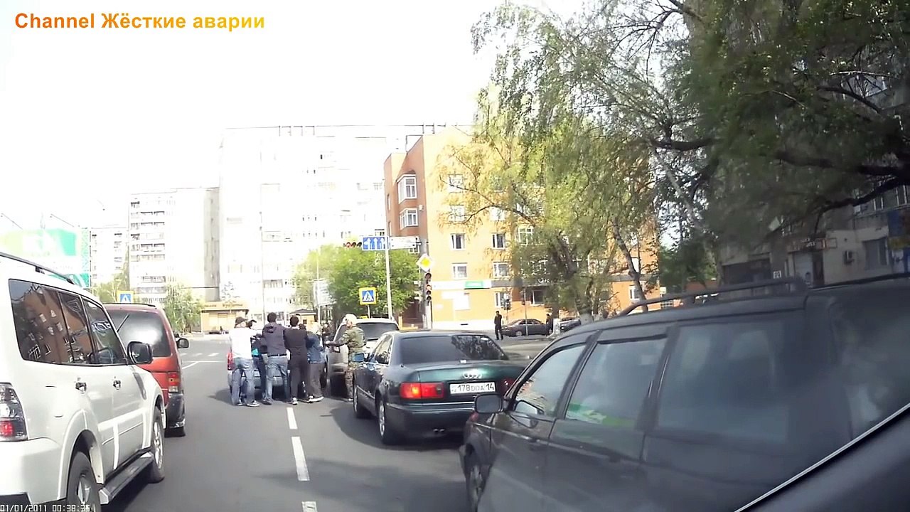 Et désassemblage combats sur la route, la sélection d'un accident....Разборки и драки на дороге, подборка дтп