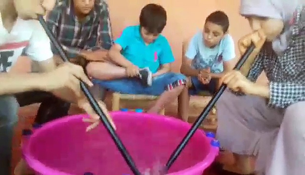 Farah contre Farid dans un jeu d'eau subtil !