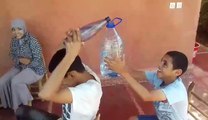 Défi de reverser l'eau d'une bouteille à une autre à l'aveugle