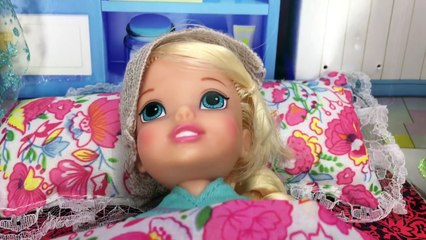 Frozen Anna Gives Elsa Toddler a Bump on The Head! With Queen Elsa, Barbie and more!